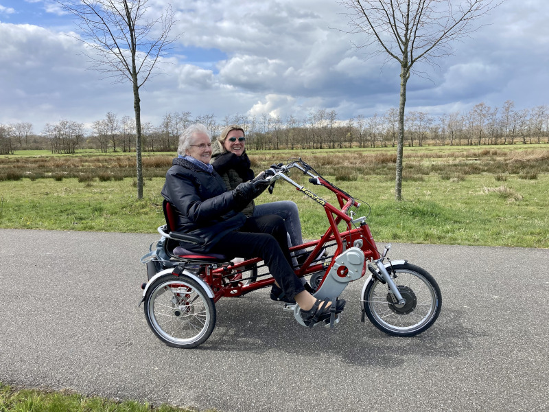 Christel en haar moeder op de duofiets!