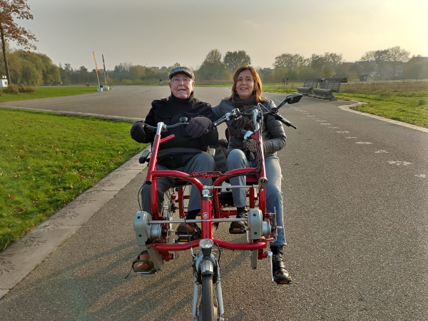 Ingrid Wendel met een van haar opdrachtgevers op de duofiets!