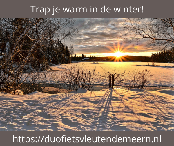 Je ziet op dit plaatje een sneeuwlandschap met een lage zon op de achtergrond. Ons motto is: Ook in de winter fijn naar buiten op de duofiets!